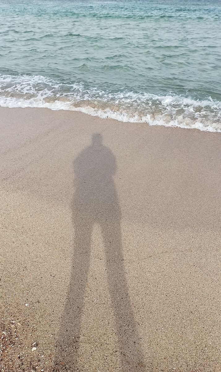 海滩和沙滩<strong>上男人</strong>的影子