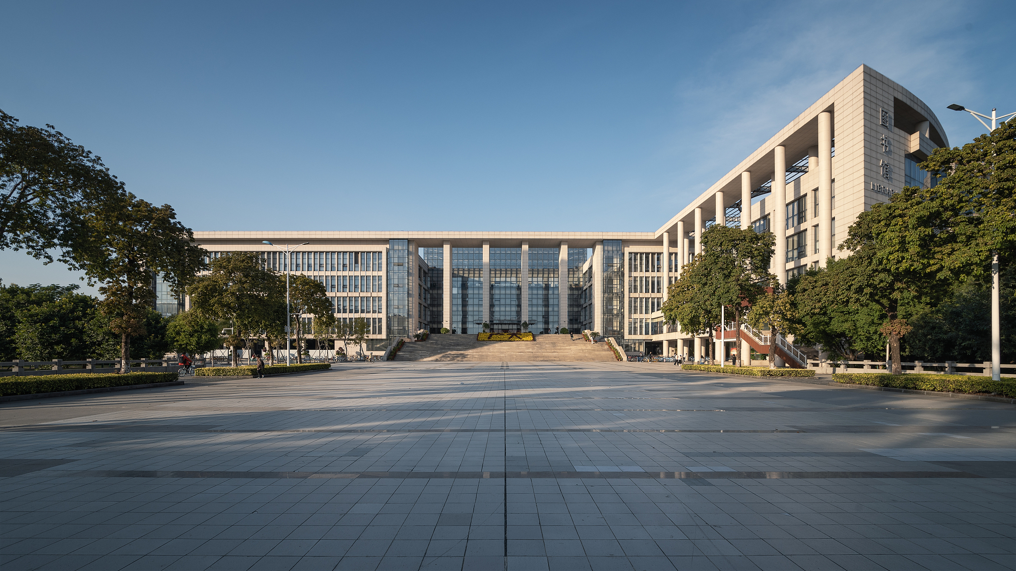 广州大学图书馆.