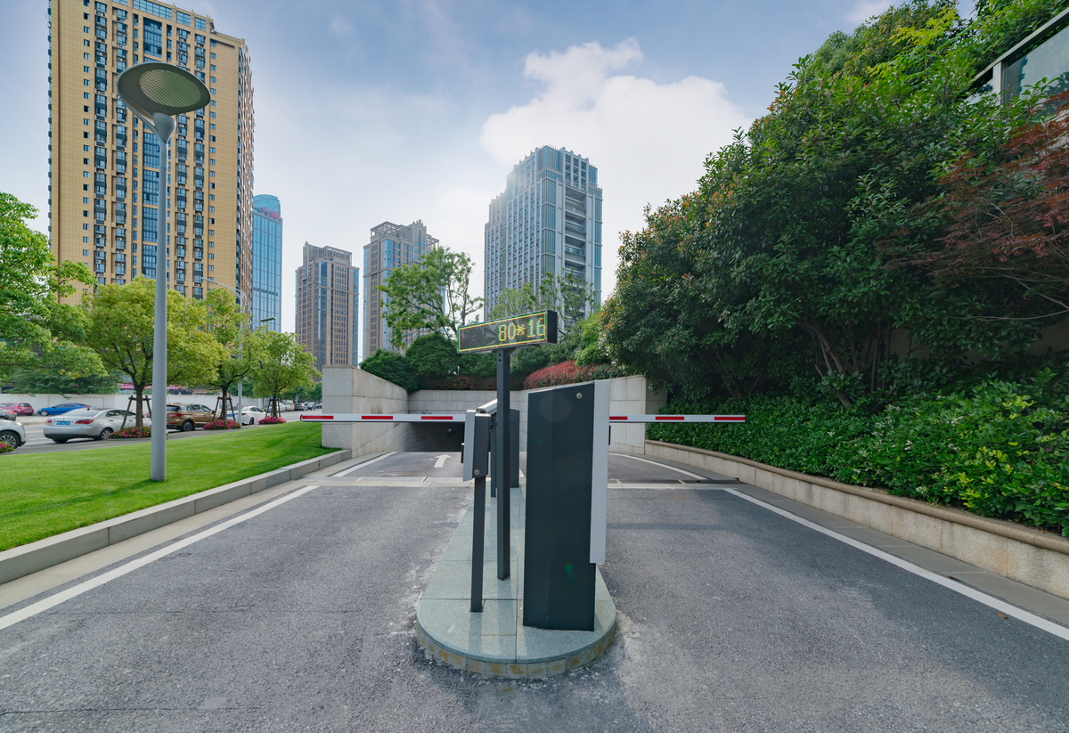 【四代诱导管理器】【内置6T硬盘】处理器：高性能ARM A17数字媒体处理器操作系统嵌入式Linux操作系统操作界面WEB网络视频输入：最多支持32路车位摄像机接入音频输入：1路音频输入音频输出：1路音频输出报警输入：3路报警输入1个开关量2个电平量报警输出：3路报警输出1个开关量2个电平量RS485接口：2个RS485接口USB接口：1个USB201个USB30接口HDMI接口：1个HDMI接口