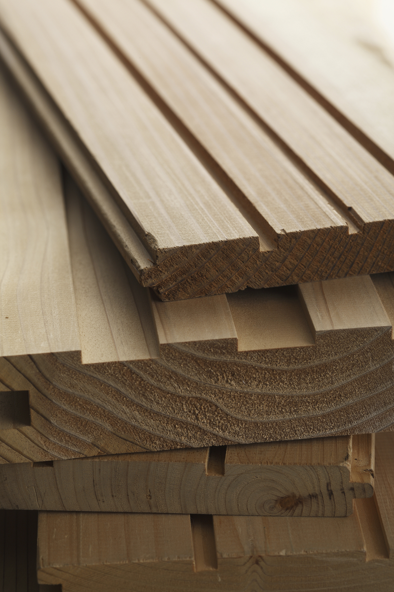 我国的家具和人造板质量现状存在着差异不同厂商的质量表现也不同。一些品牌的家具和人造板质量已经达到了国际水平例如曲美家居、欧派、索菲亚等。然而一些企业生产的产品质量不达标主要原因是在采购原材料时没有建立有效的追溯体系导致木材来源不明存在环保和质量问题。在产品设计和生产过程中没有考虑到结构的稳定性导致产品容易损坏、不耐用也未考虑到产品的安全性例如未加强产品的承重能力和使用寿命等这可能会造成产品的安全隐