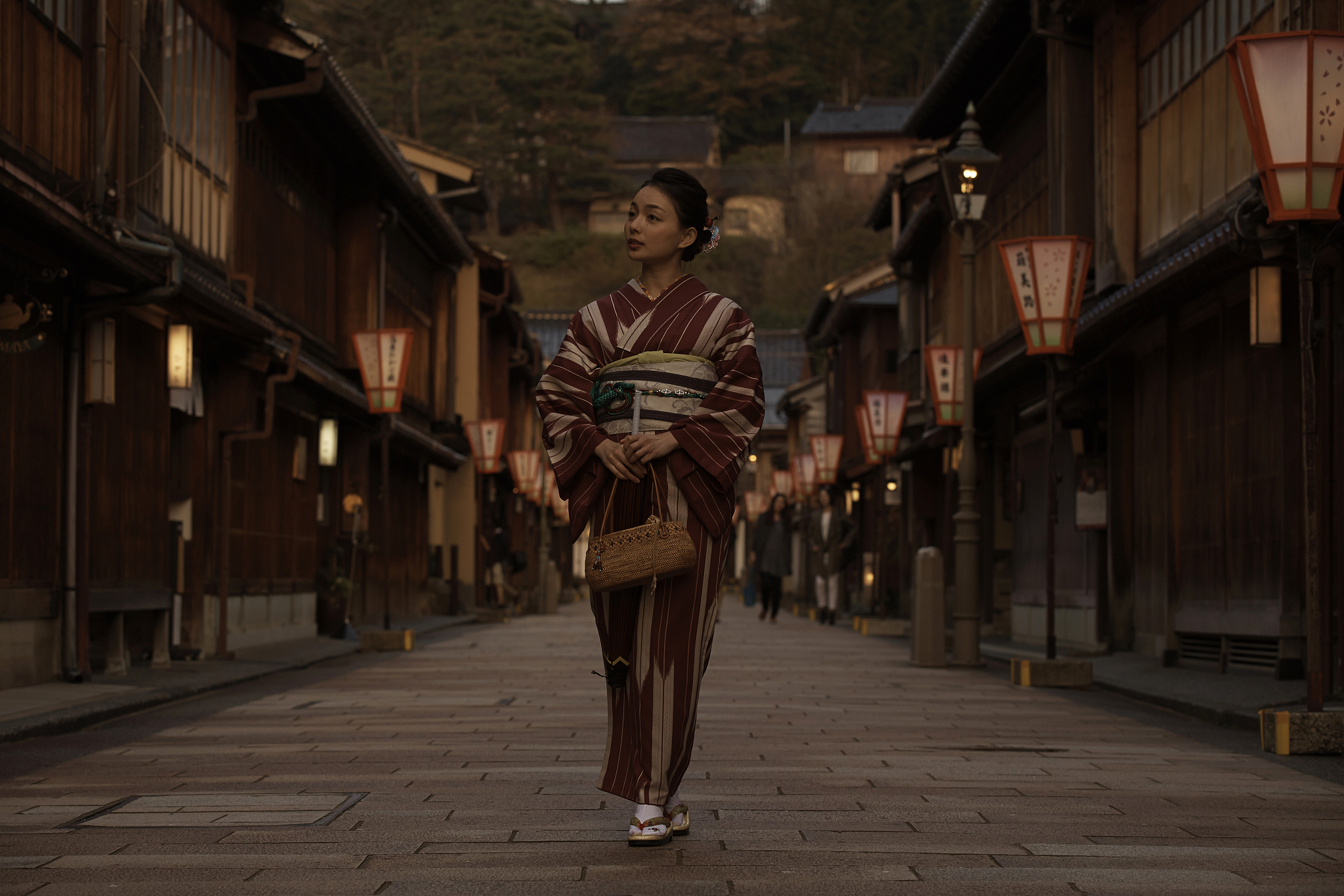 夕阳下，神社的守护者：三代人黄昏的温情画面