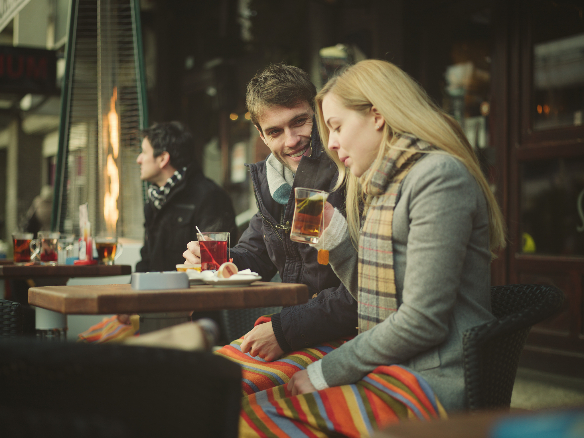 two people having tea outside of a cafe