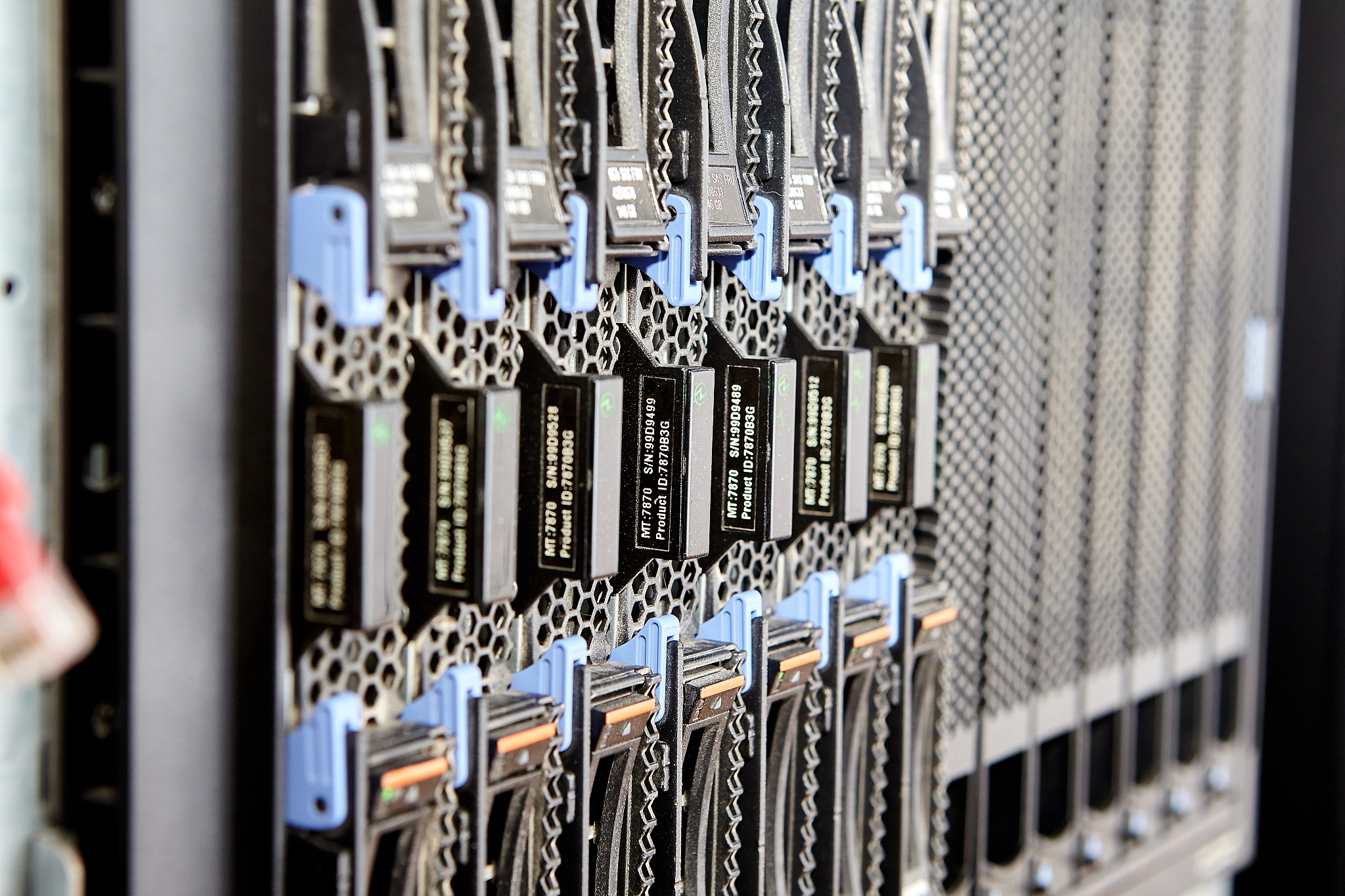 100G交换机的一个100G端口拆分为2后与100GIntel板卡上的两个端口用100G一分二的A0C相连如何设置他们的IP使其能ping通