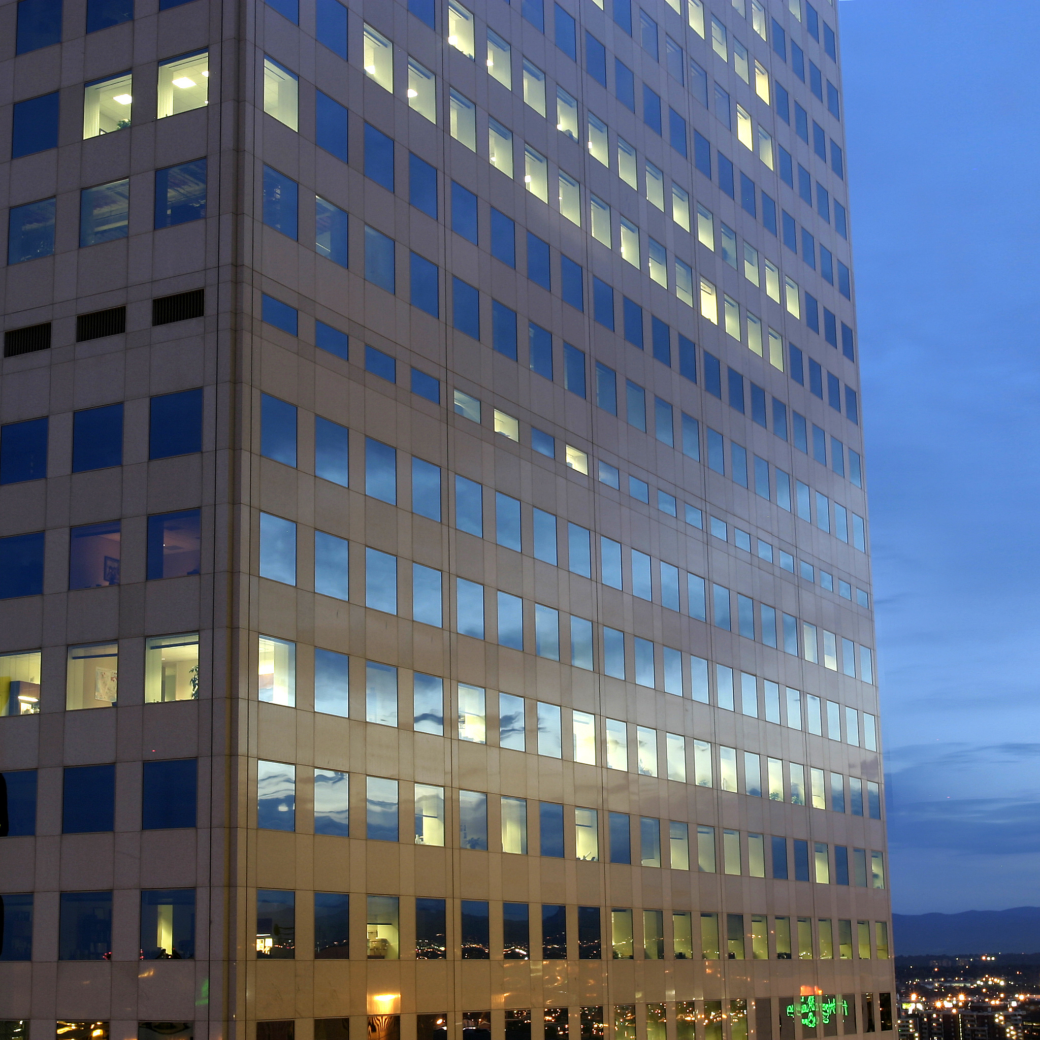 Shangri-La Hotel's Service-Oriented Structure: Ailsa's Leadership Focus
