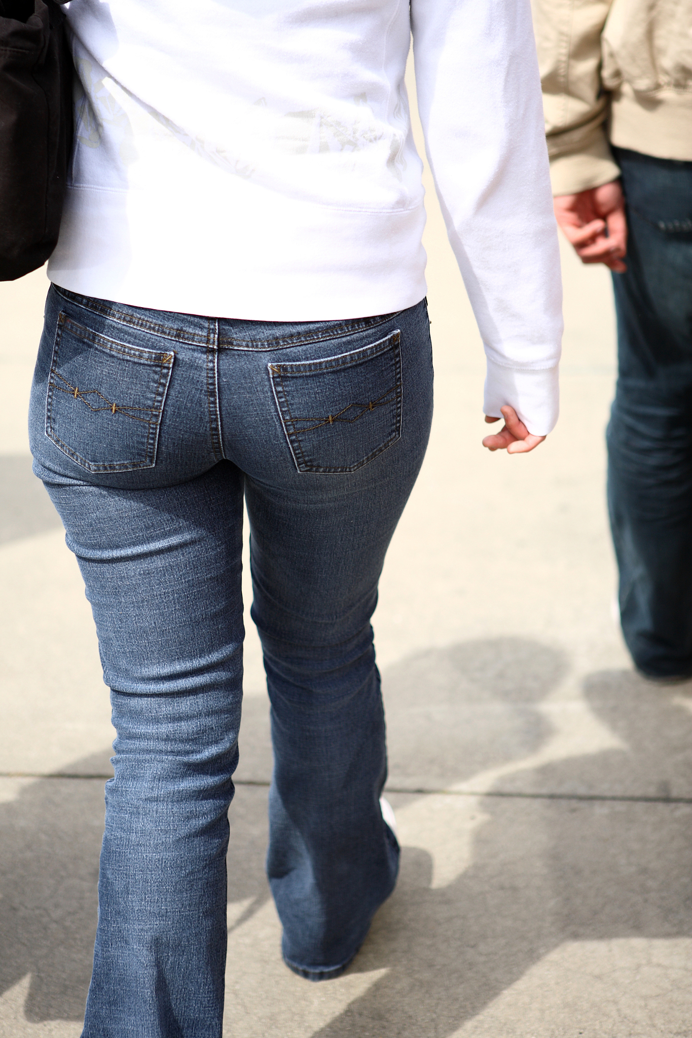 倒三角臀型的人穿牛仔裤最好看。判断