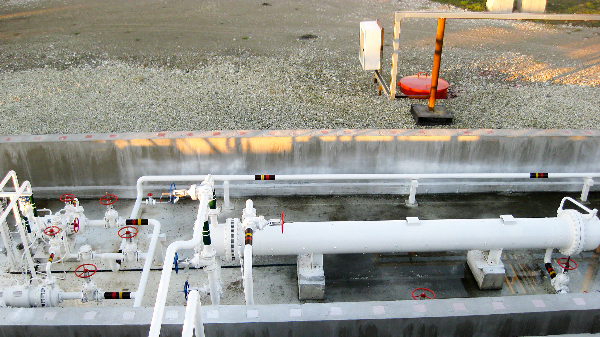 传感器和实时监测系统的优势以及与污染地下水抽出处理技术井群优化结合的优势或作用。