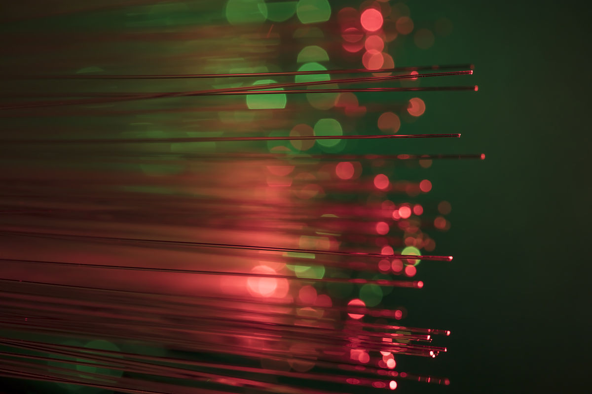 帮忙润色一下这段话利用对外界信息具有敏感能力和检测能力的光纤或特殊光纤作为传感元件对光纤内传输的光进行调制使传输的光的强度、相位、频率或偏振态等特性发生变化 再通过被调制过的信号进行解调从而得出被测信号。光纤在其中不仅是导光媒质而且也是敏感元件多采用多模光纤。