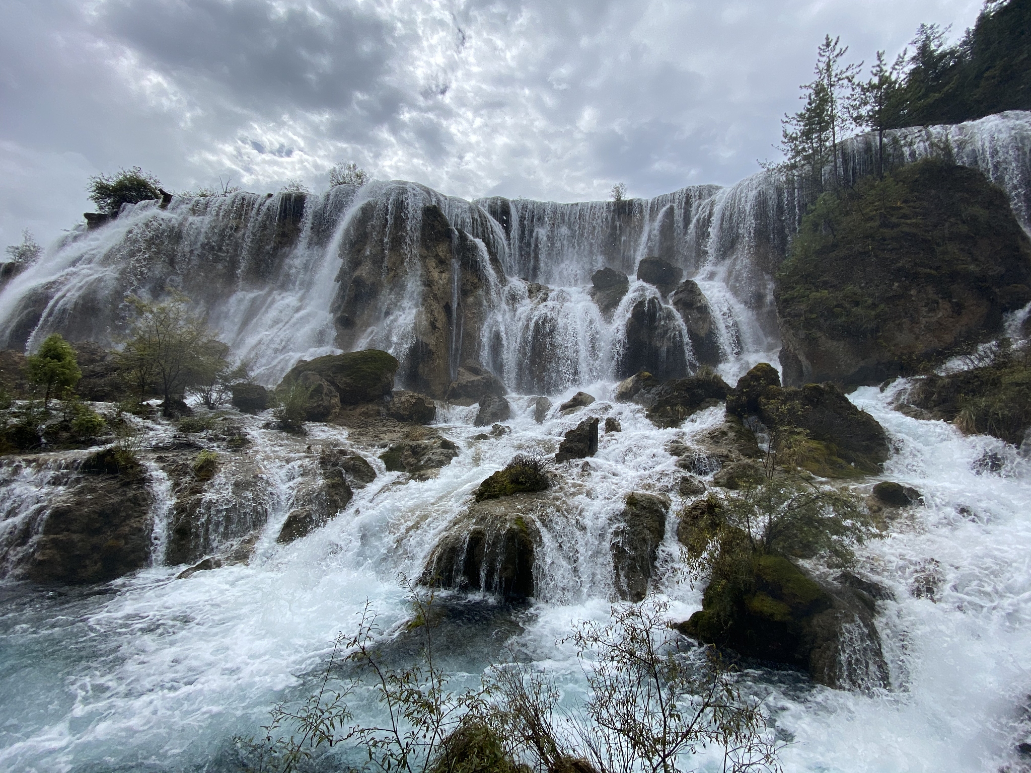 请以100字描写九寨沟瀑布场景