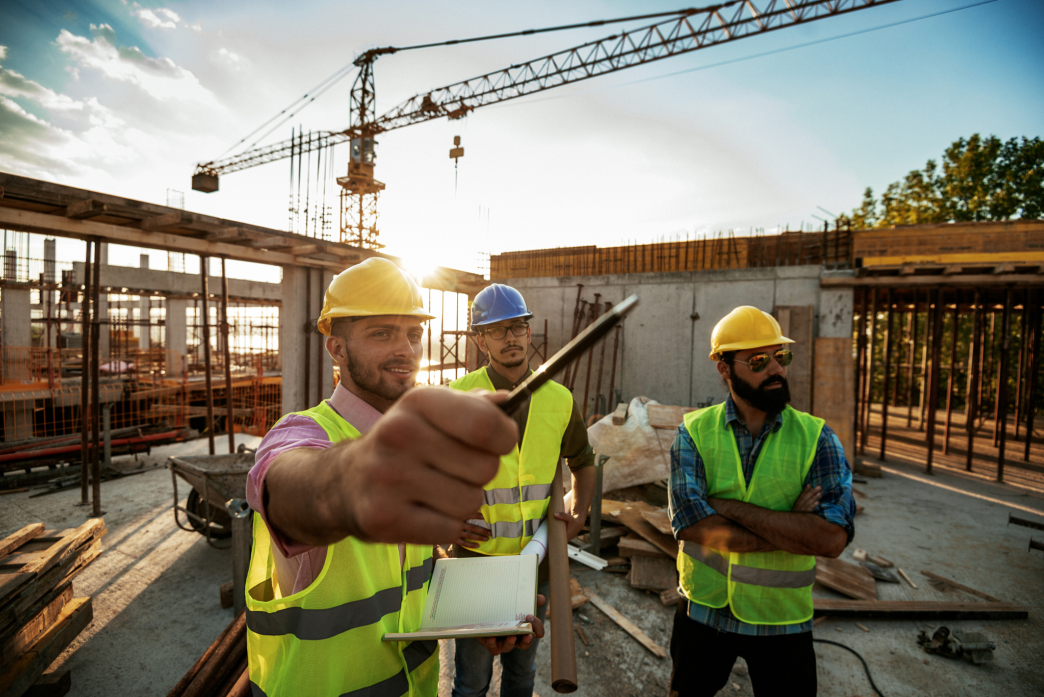 experienced engineer explaining the problems in construction wor