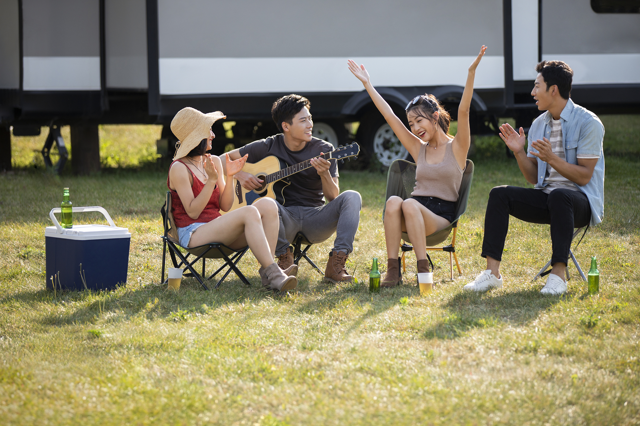 朋友、吉他与足球场：一张充满幸福的照片