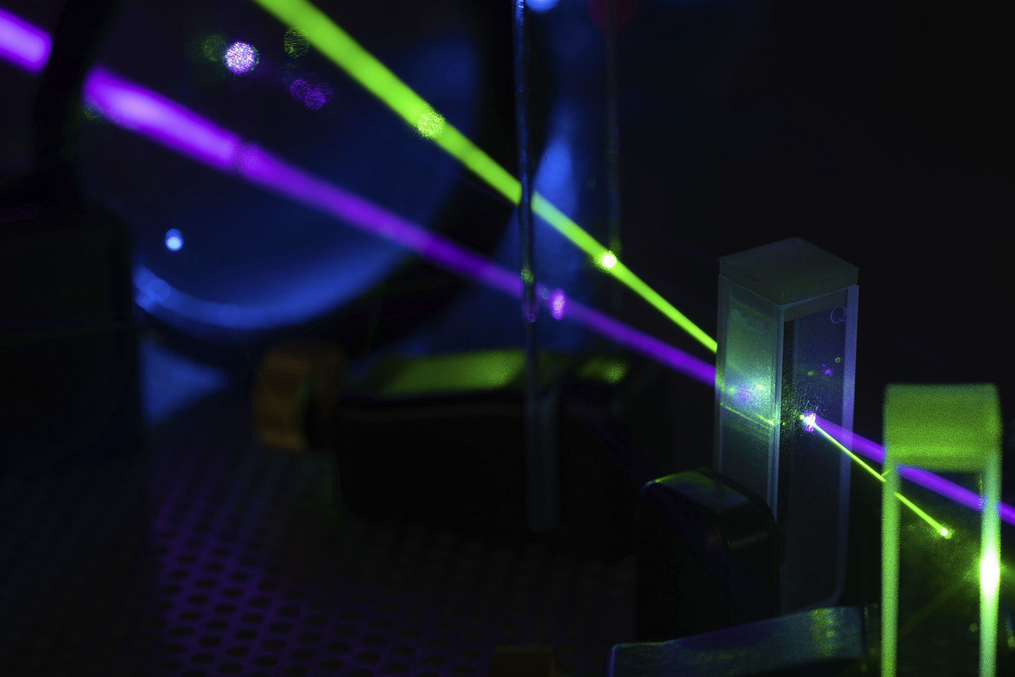 请用中文学术语言润色这句话：20世纪80年代中期随着稀土掺杂石英单模光纤制备技术的逐步成熟在激光技术领域稀土掺杂光纤激光器已经成为研究热点通常由泵浦源、稀土掺杂光纤和谐振腔三部分组成。