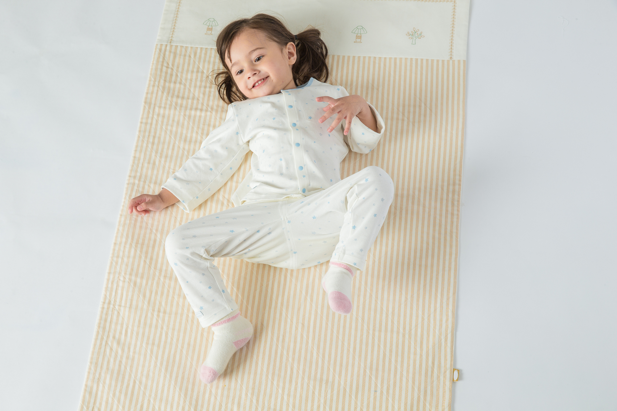 为unifriend儿童睡衣套装编写一篇种草文案不少于三百字内容包括不限于：竹节棉面料纯棉材质由粗细不同的棉编织而成的面料具有竹节样式的花纹薄而柔软在春夏特别受欢迎吸水性、透气性都非常好。