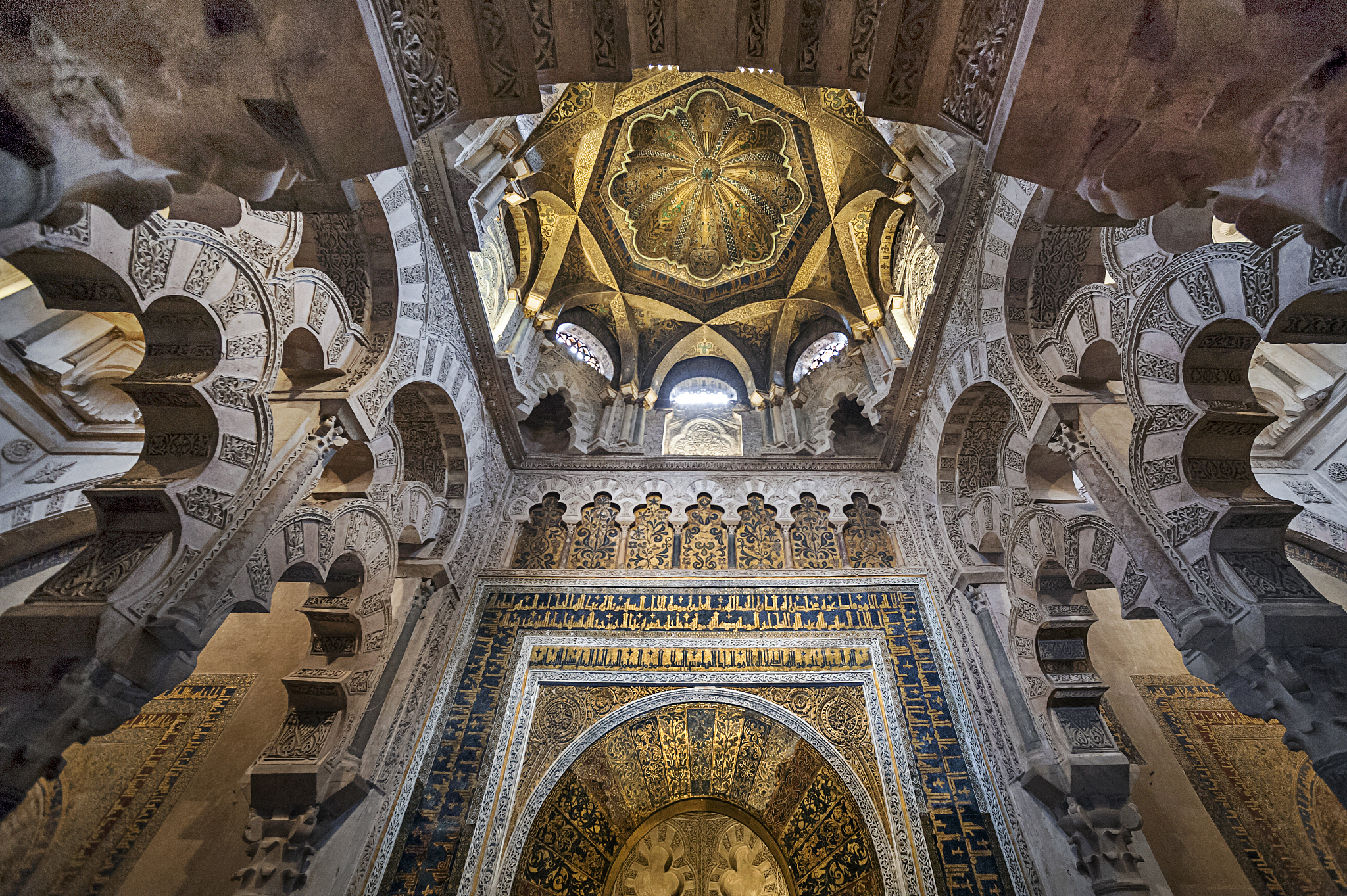 wide angle view of mihrap and coupola at mezquita