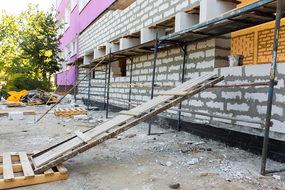 房孑被淹了隔断墙会开列吗帮我用210字详细描述