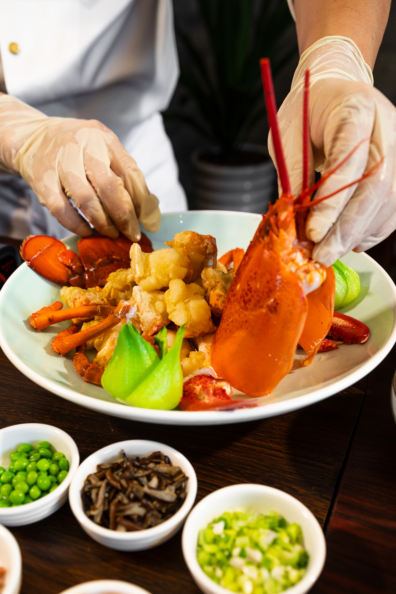 鲜嫩多汁的龙虾：海鲜美食的极致享受
