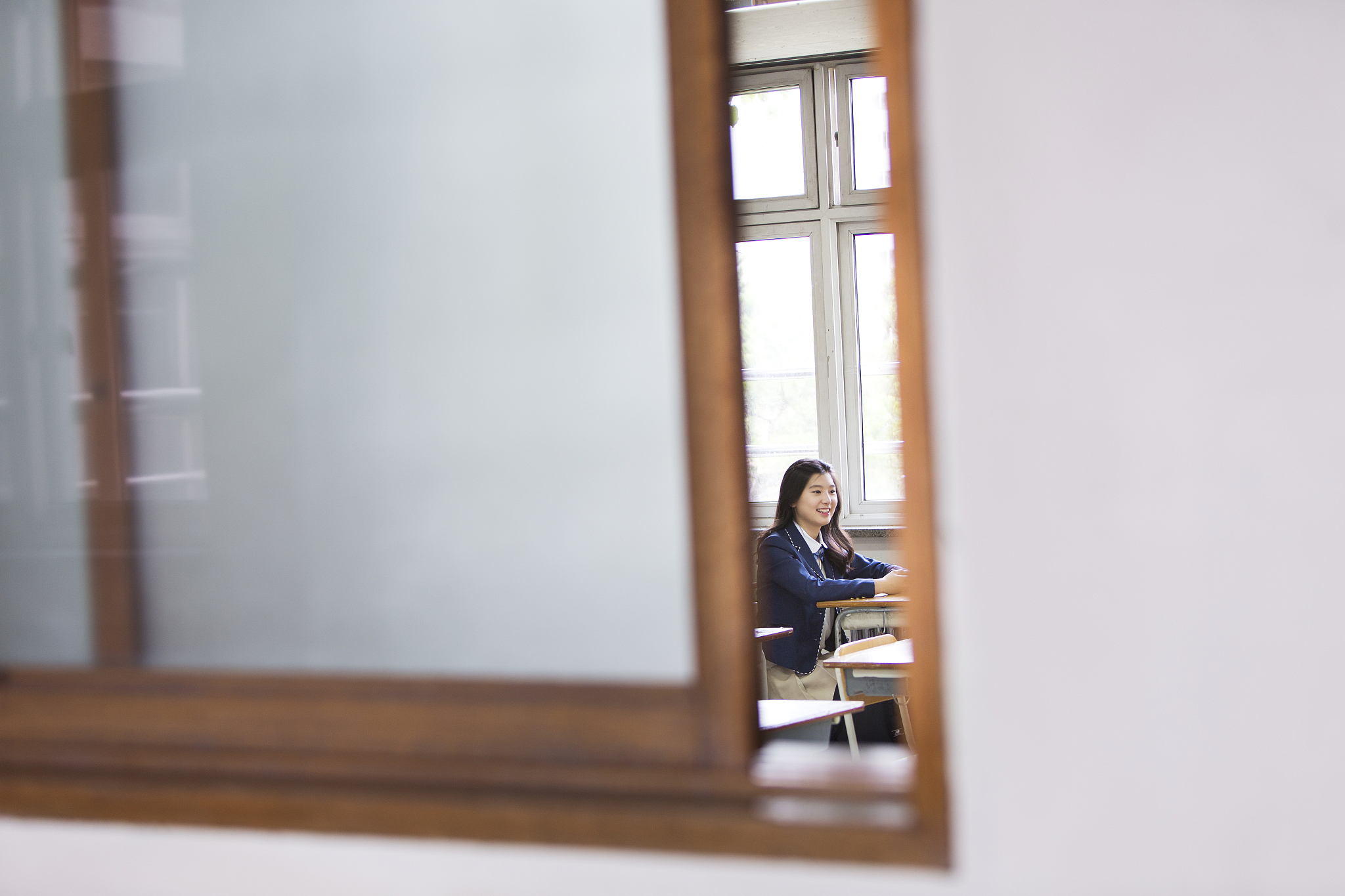 高一开学：窗边女孩的静谧与希望