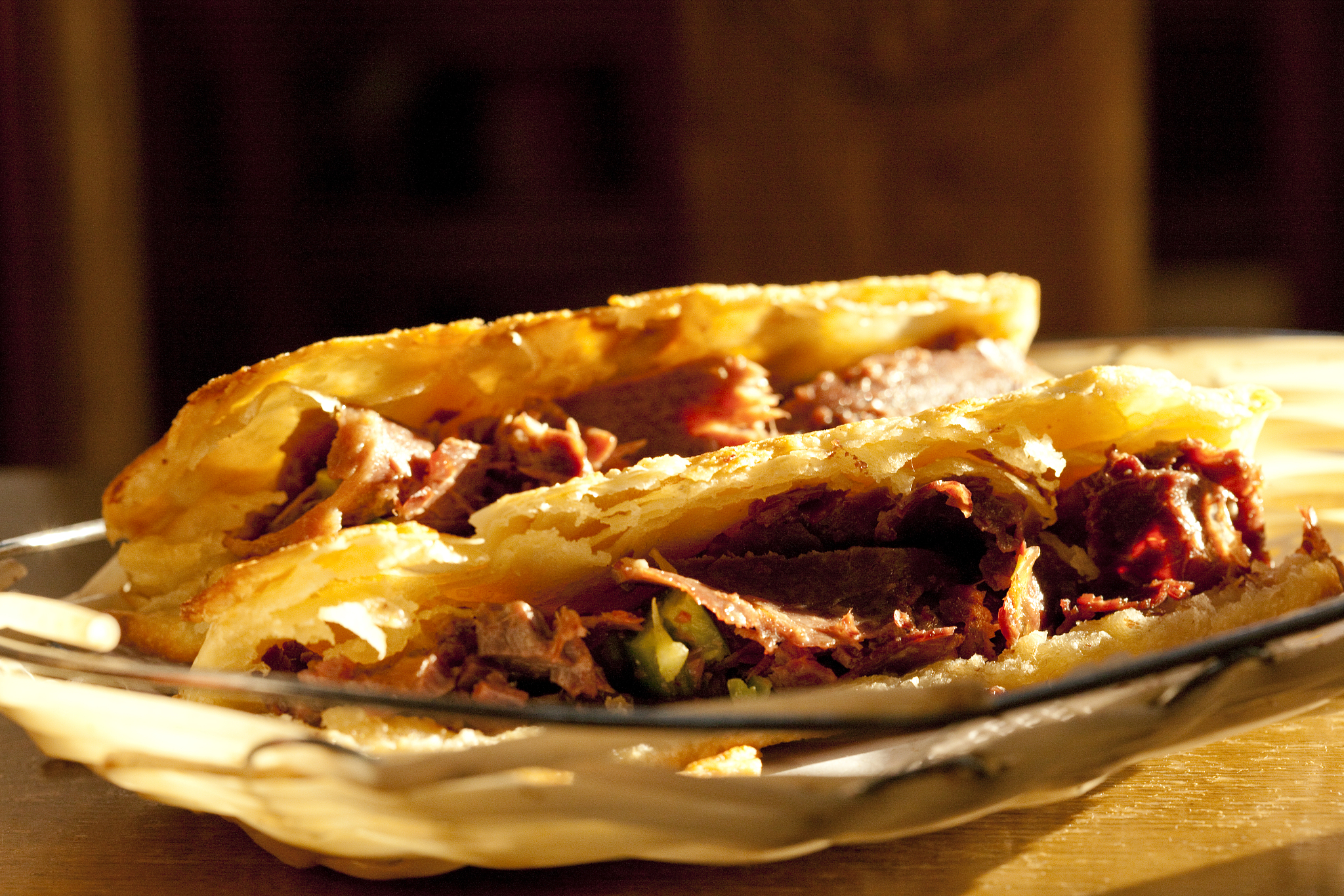 驴肉火烧：鲜美肉香，独特风味，北方特色小吃