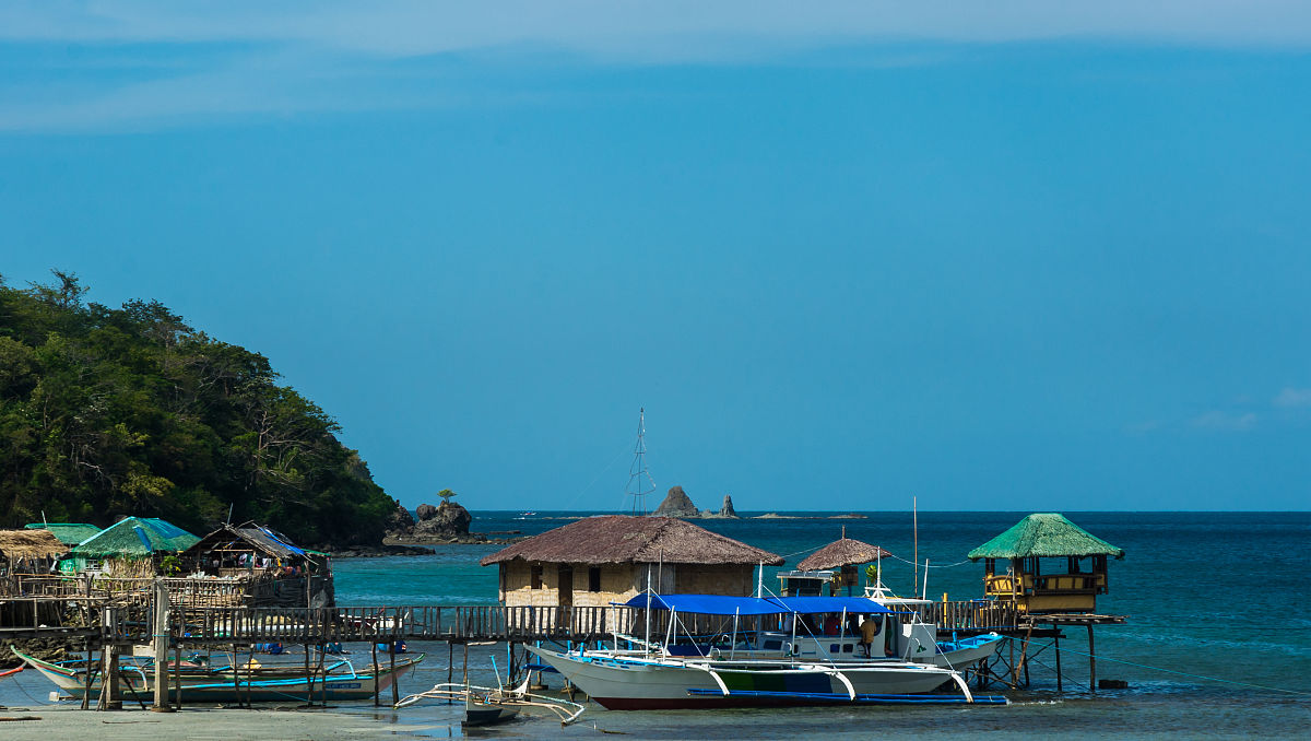 海滩附近渔船的风景