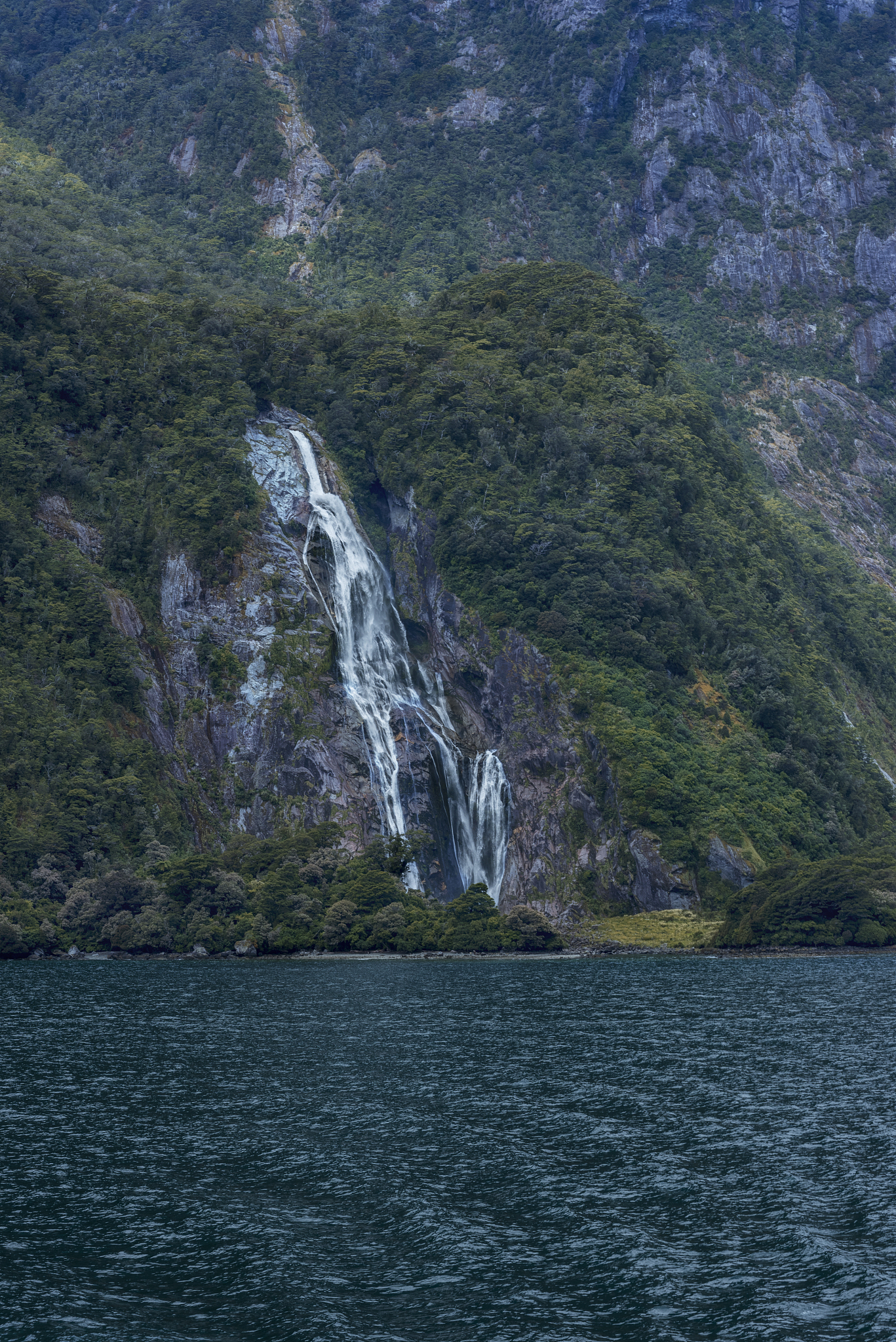 帮我找一个回合制战斗的GBA游戏游戏内容是勇者受国王委托去讨伐恶龙国王会给勇者一把剑。出城从地图往右走进入一个城堡开始打怪。记得守城士兵的台词是我们的城池固若金汤。