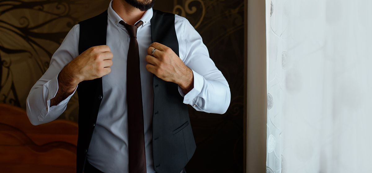合<strong>上男人</strong>的手,他正在穿衣服