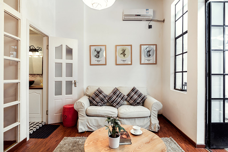 使用家居博主的口吻写篇1000标题 小户型装修小技巧：如何利用墙面空间让家居更有个性？