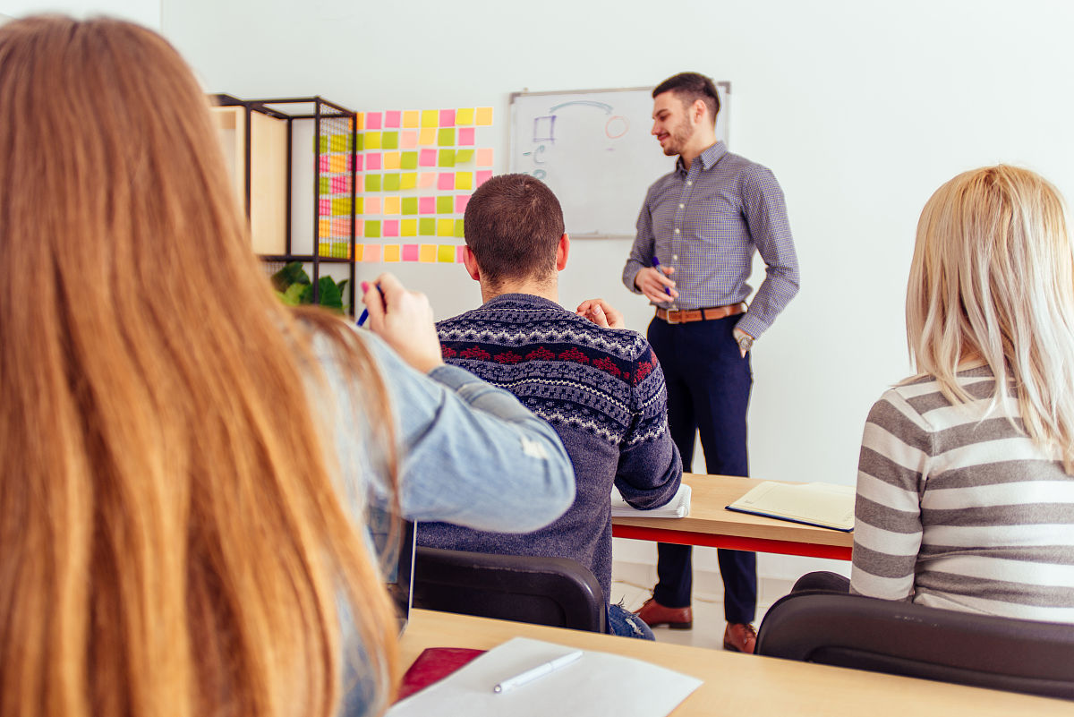 概括以下内容互动能力取决于说话者对语言的了解以及他们在特定环境中使用这种语言的能力例如Celce-Murcia2007。然而沟通的实际参与不仅取决于说话者的能力还取决于他们的情感状态。与沟通有关的最著名的情感变量是沟通意愿和自信例如麦金太尔2002。沟通意愿WTC被定义为在自由进行沟通时进行沟通的概率McCroskey & Baer1985。虽然WTC被认为是第一语言L1中一种稳定的人格特质但Ma