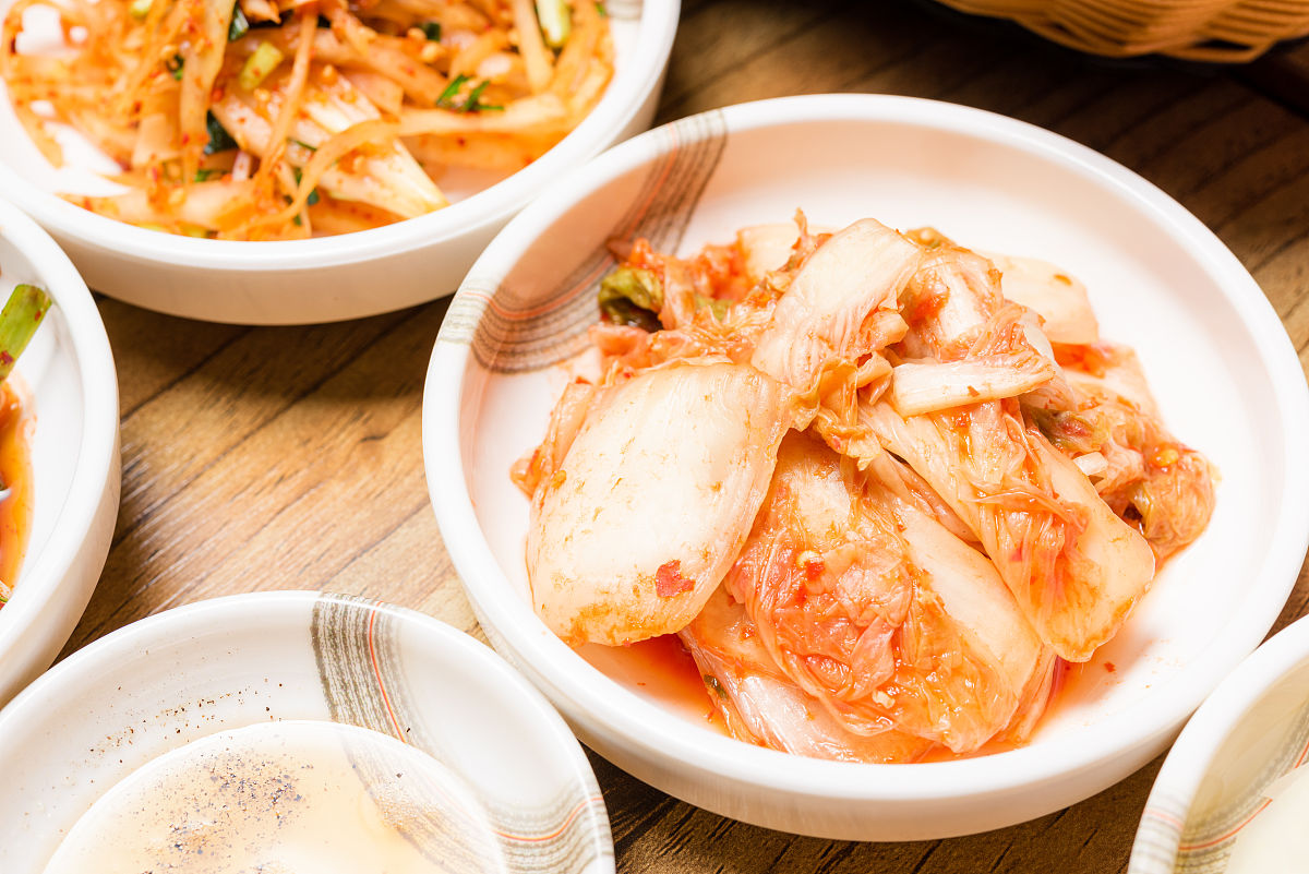 韩国泡菜或腌萝卜蔬菜和调味料碗