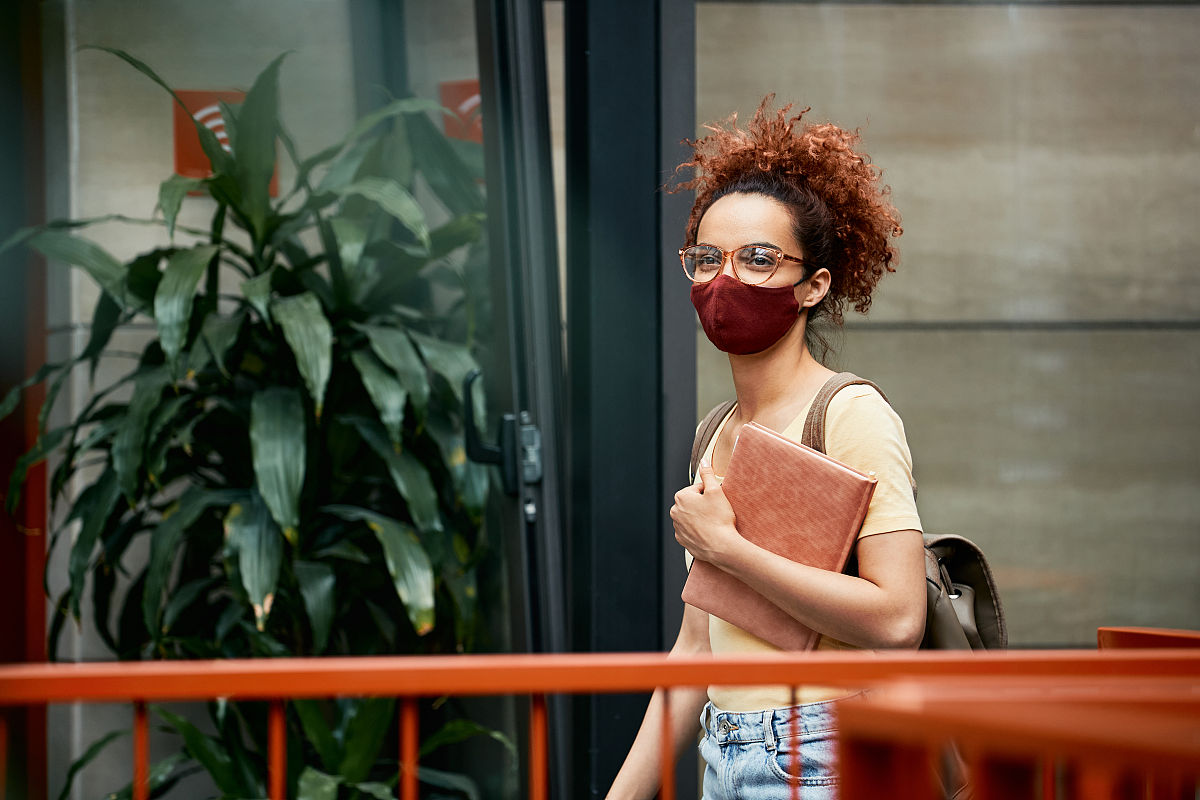 优秀卫生工作者张医生：守护学生健康，贡献突出