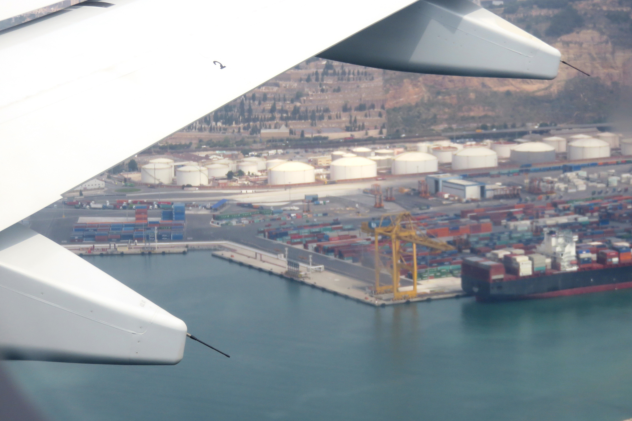 武汉东西湖区物流交通枢纽：高速、港口、铁路全覆盖