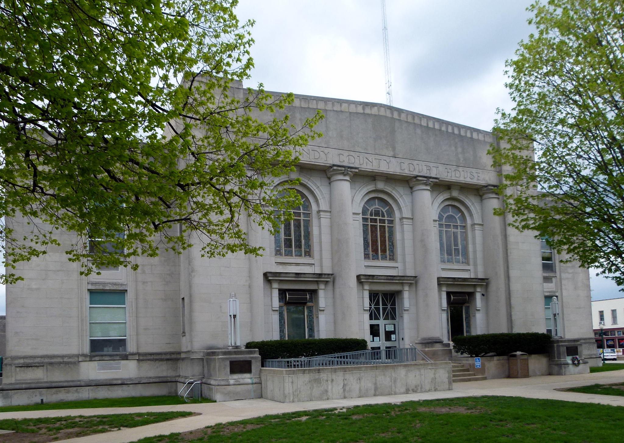grundy county courthouse 1/2