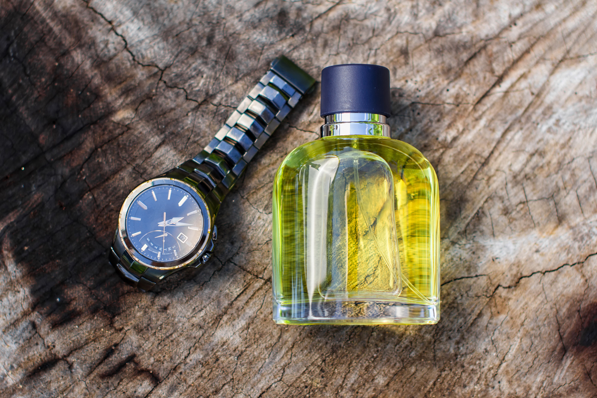 香调 Fragrance：花香木质调 floral woody tone前调 Top note：茶叶 Tea 醛 Aldehyde 香柠檬 Bergamot 薰衣草 Lavende 肉豆蔻 Nutmeg 橙花 Neroli 橘子 orange 中调 Middle tone：胡椒 鸢尾花 愈创木 巴西红木 芫荽 仙客来 小豆蔻 康乃馨 天竺葵后调After tone：麝香 香根草 雪松 橡木