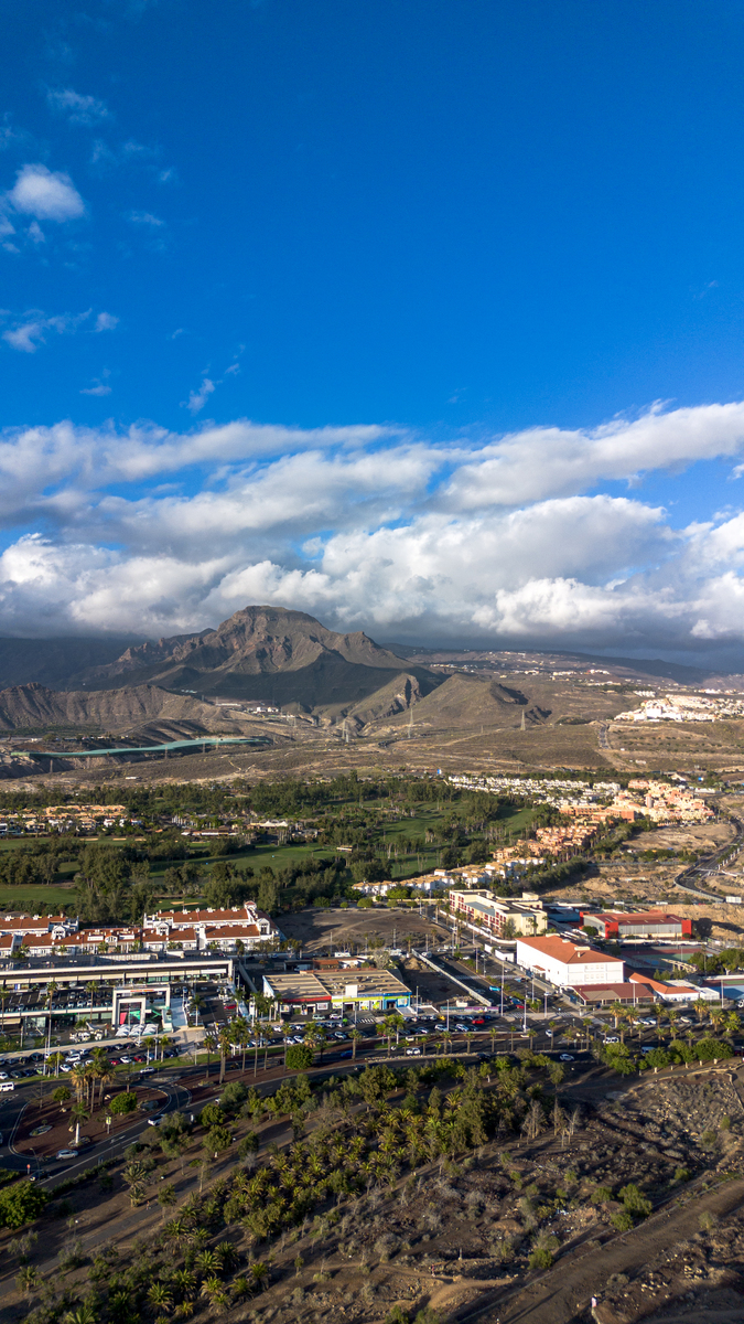 背景有火山的洛斯克里斯蒂亚诺斯镇全景.特内里费岛