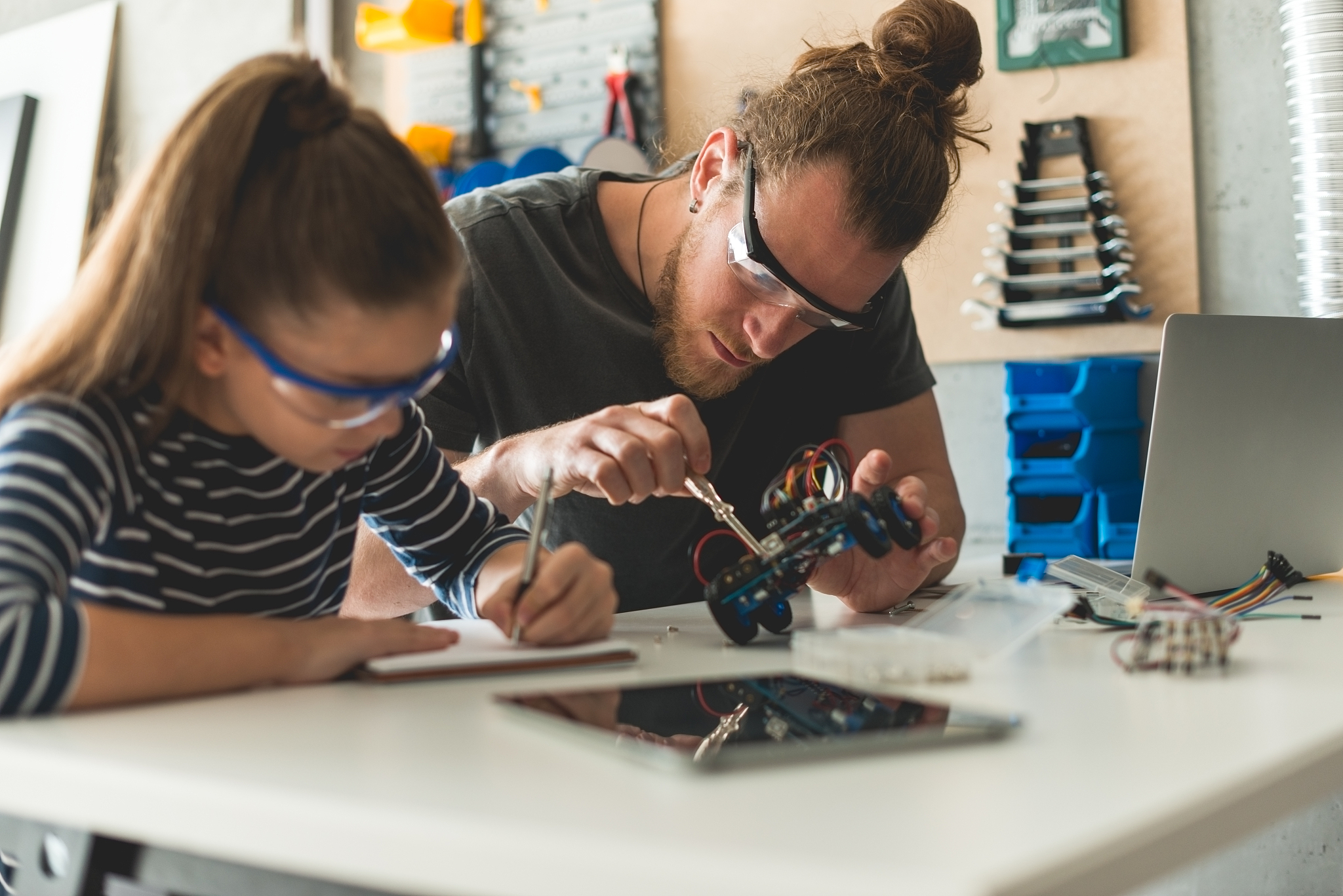 构建水力发电机的小学项目式科创活动背景200字