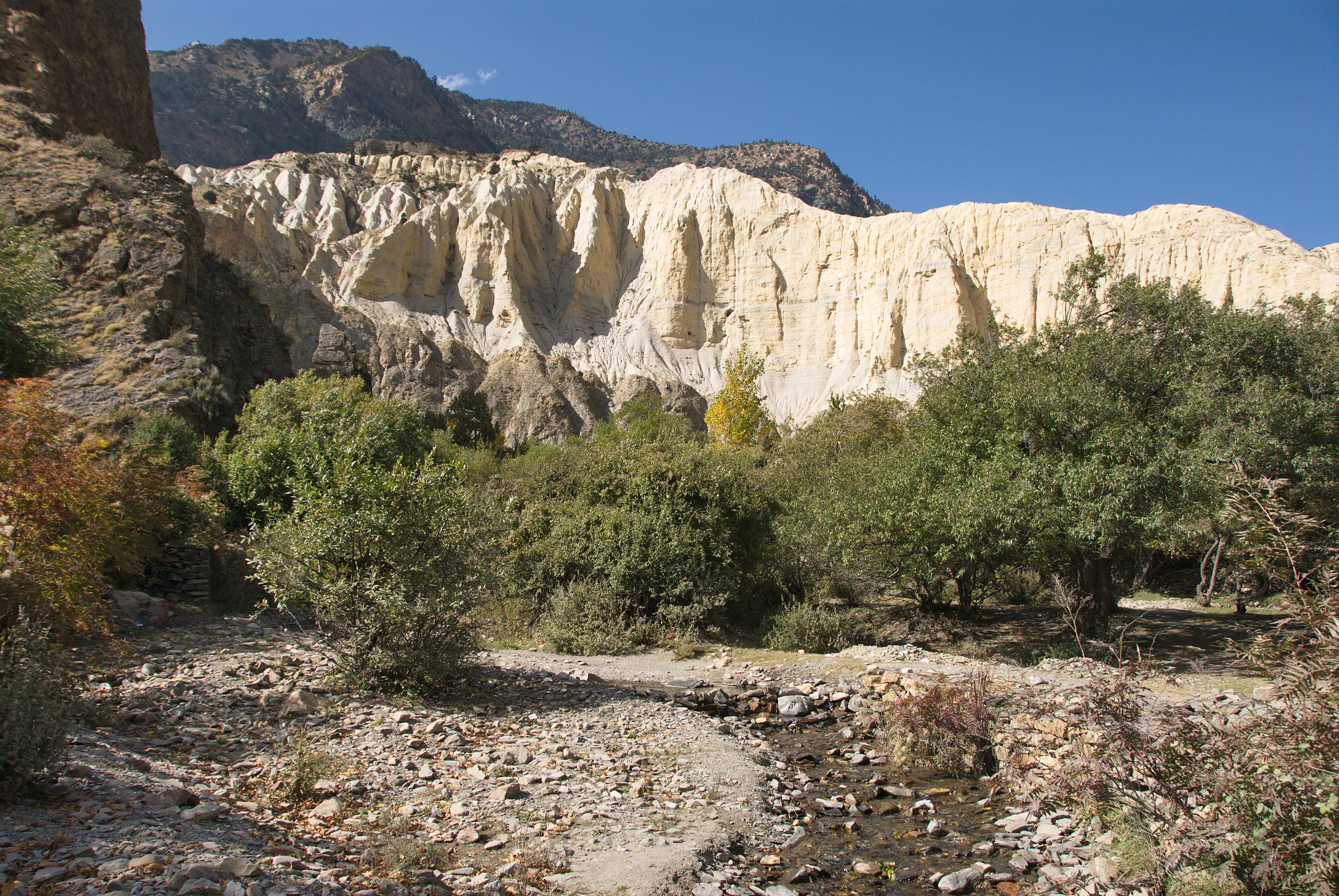 润色一下 中文 弗拉米尼是一位极限运动员和登山家她有着非凡的勇气和坚韧的意志。她曾在世界各地挑战过最高的山峰和最危险的极限运动但这一次她选择在一个深达70米的地下洞穴生活500多天。弗拉米尼进入洞穴时已经48岁她要求后援团队不与她联系哪怕亲人去世也是。她想要在完全与外界隔绝的环境下挑战自己的极限探索人类的潜力。在洞穴里弗拉米尼面临着极度的孤独和压力但她并没有放弃。她每天坚持锻炼身体、画画、织帽子、