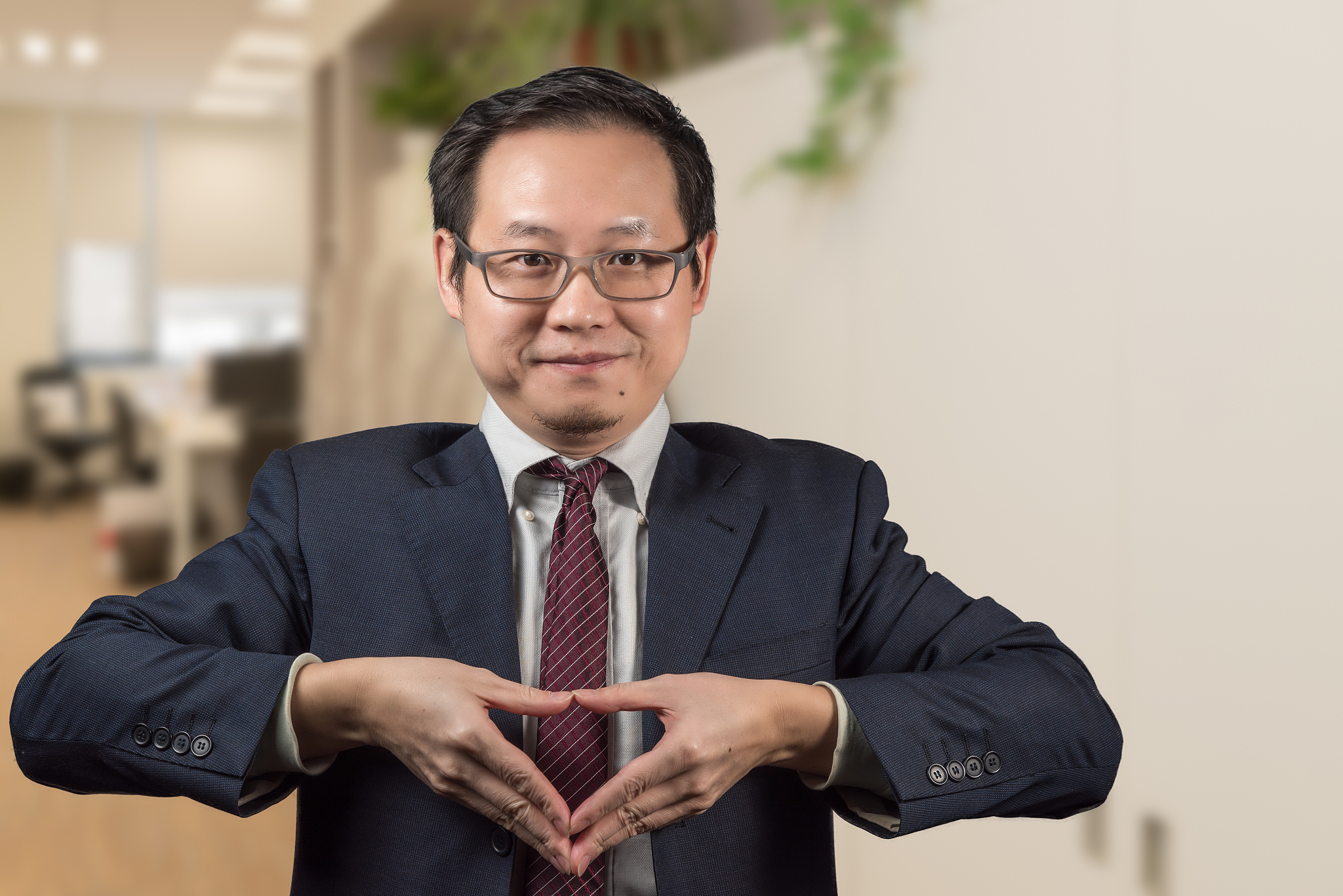 亚洲商务男士做出感恩手势