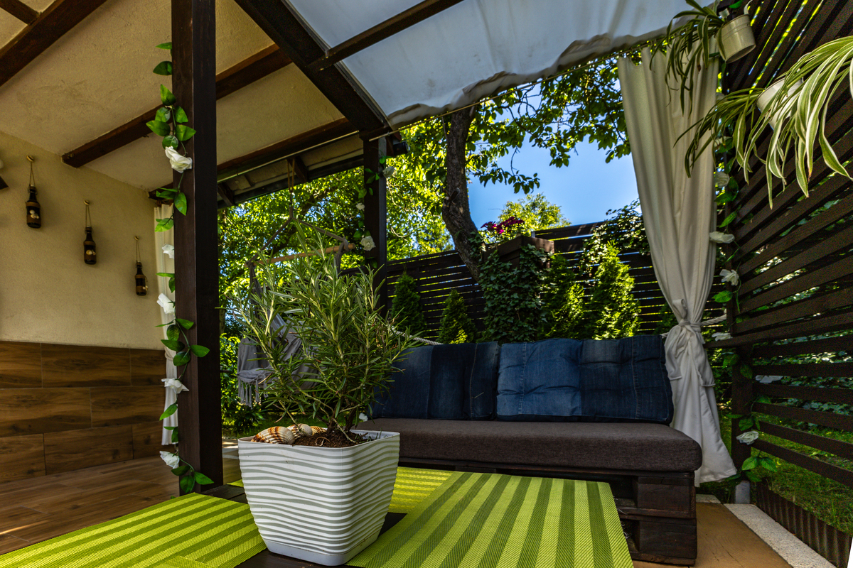 花园阳台凉亭养花休闲娱乐