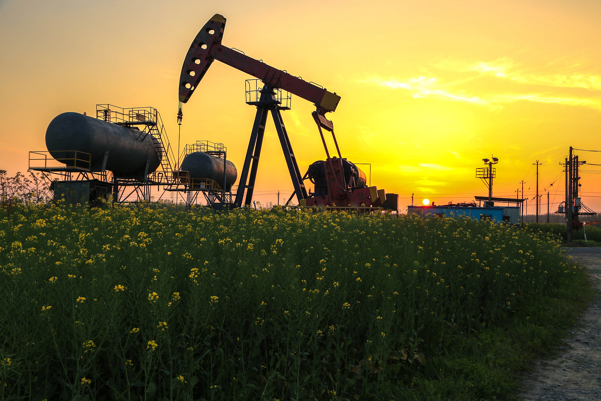 低渗透油田开发概述 - 储层评价、井网布局、增产技术