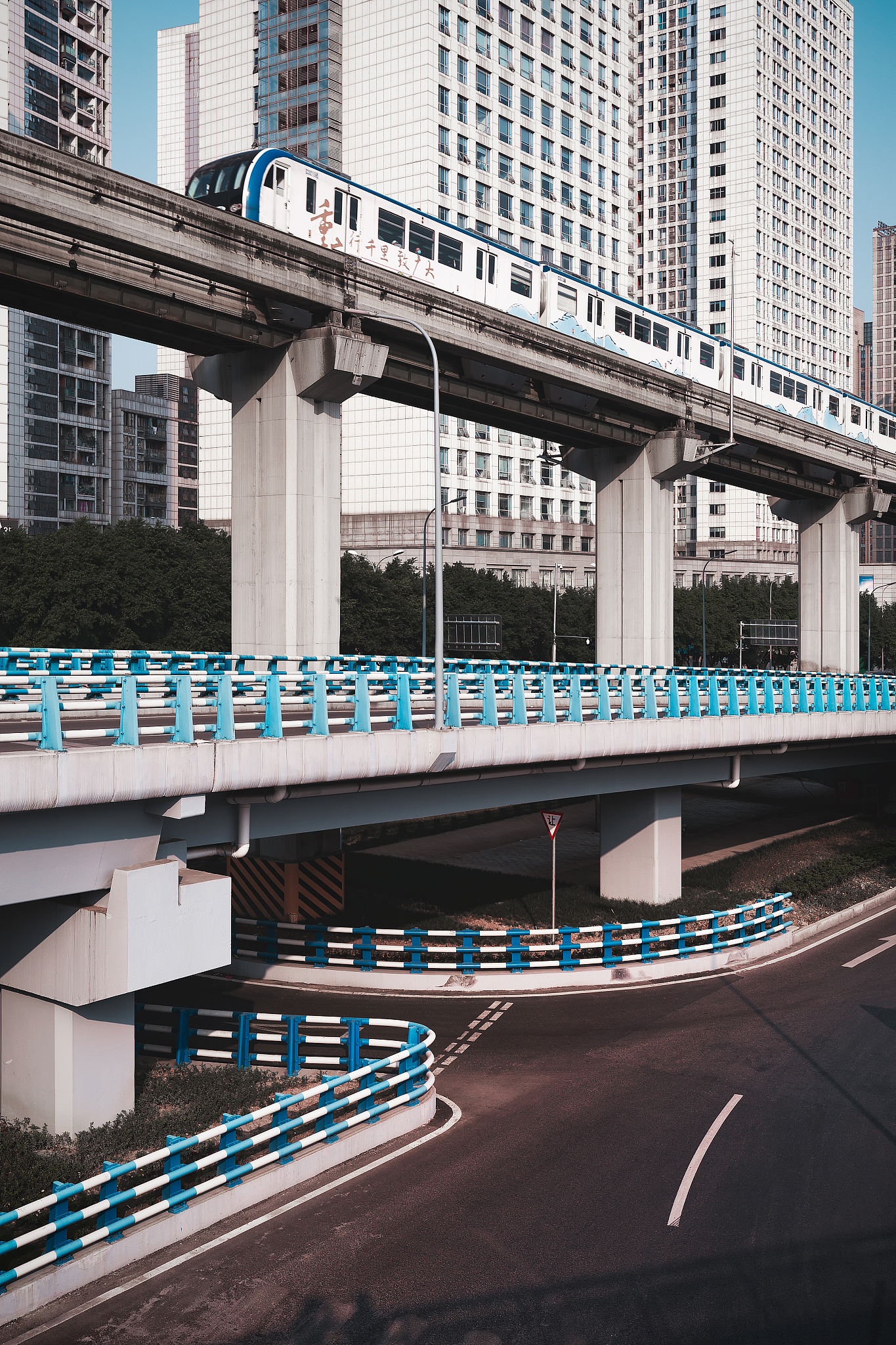 重庆轻轨学校五年制大专发展前景如何