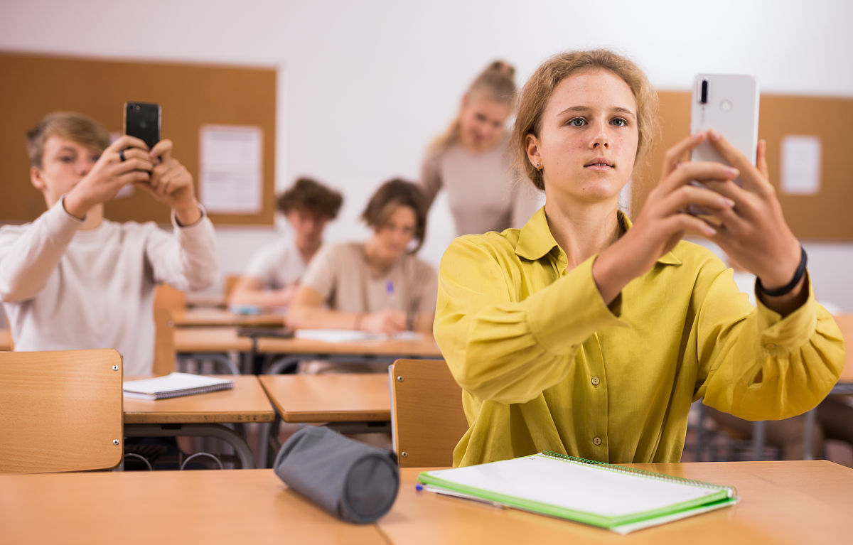 Mobile Phones on Campus: Benefits, Challenges, and Solutions