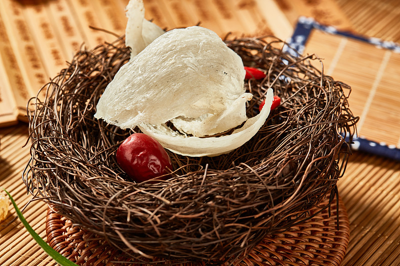 燕窝的千年传奇：从皇家珍馐到餐桌美味