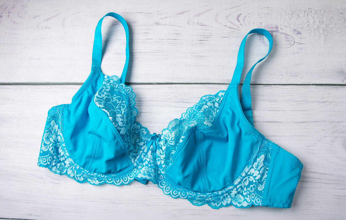 为一家内衣品牌的夏日新品编写穿搭推荐文案带标题不少于三百字查重率不能太高风格是：精美舒适、优雅塑形