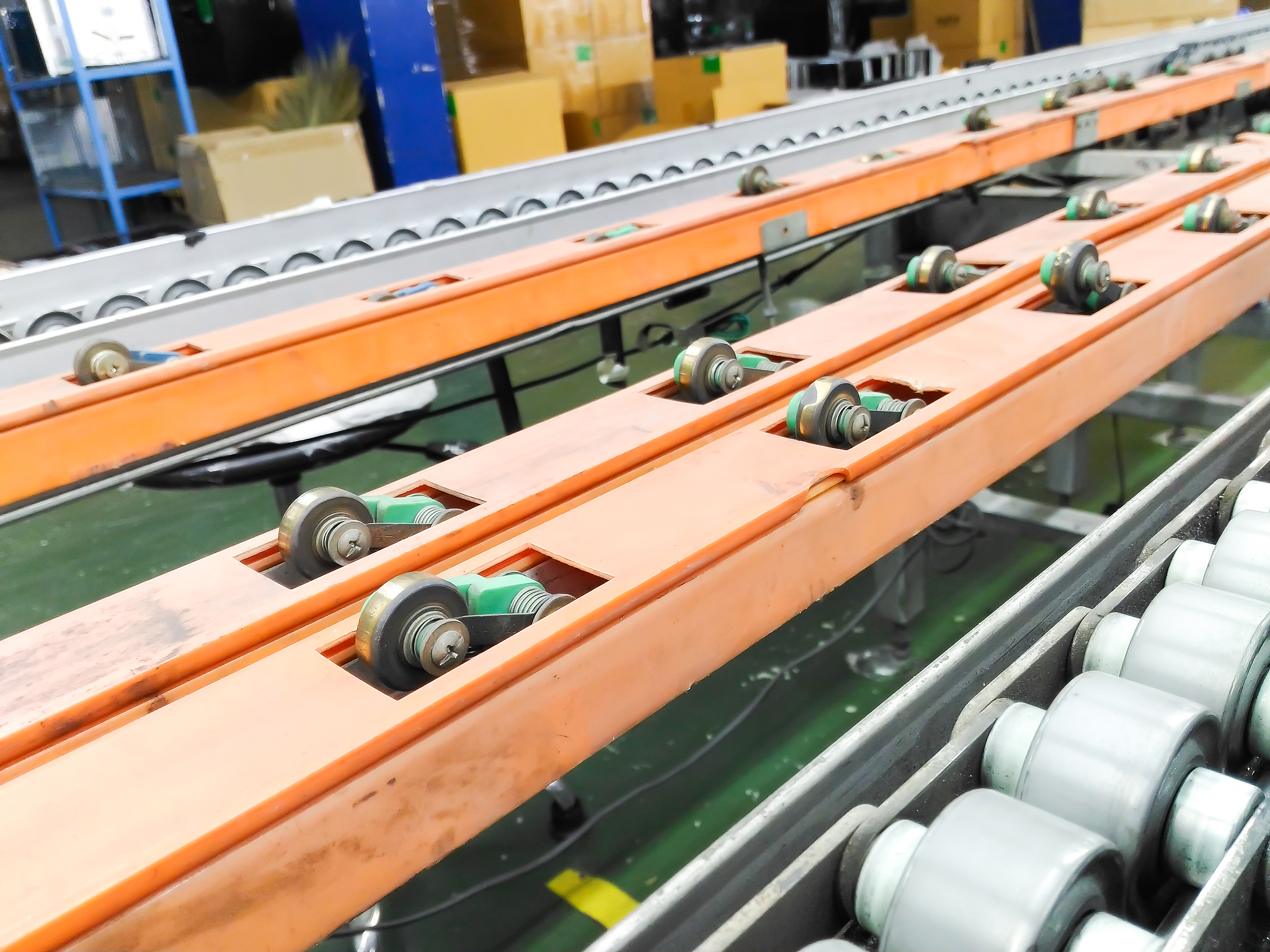 有没有一种执行器长得类似于一个小盘子当有东西落到他上面后他会开始自动沿着既定好的路线盘子带着上面的物料从一个点运输到另一个点