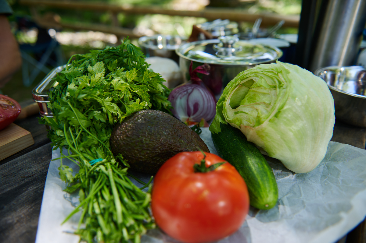 分析客人点菜偏好：从青菜、芥蓝牛肉到土豆丝，这名顾客喜欢什么？