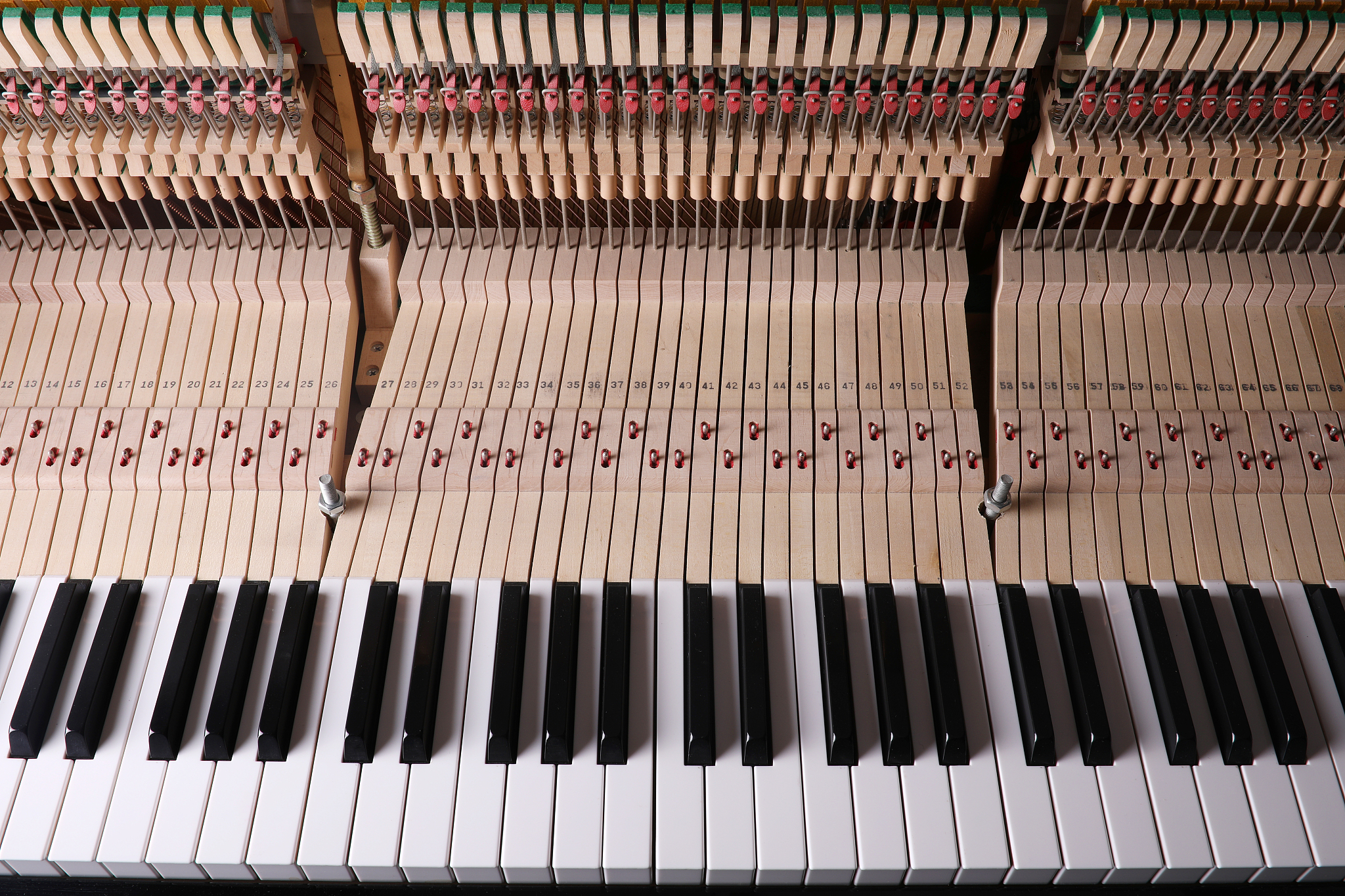 钢琴音乐在音色旋律结构等方面具有什么优势和特点与现代流行乐相比呢？写500字左右