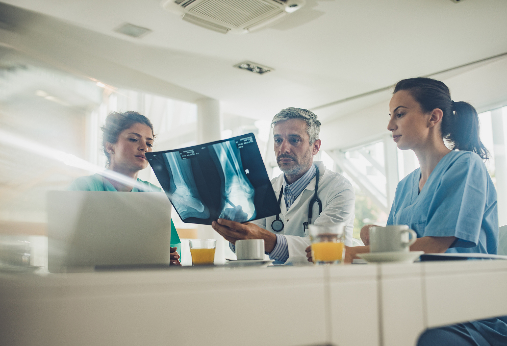 男性护士发展前景：机遇与挑战并存