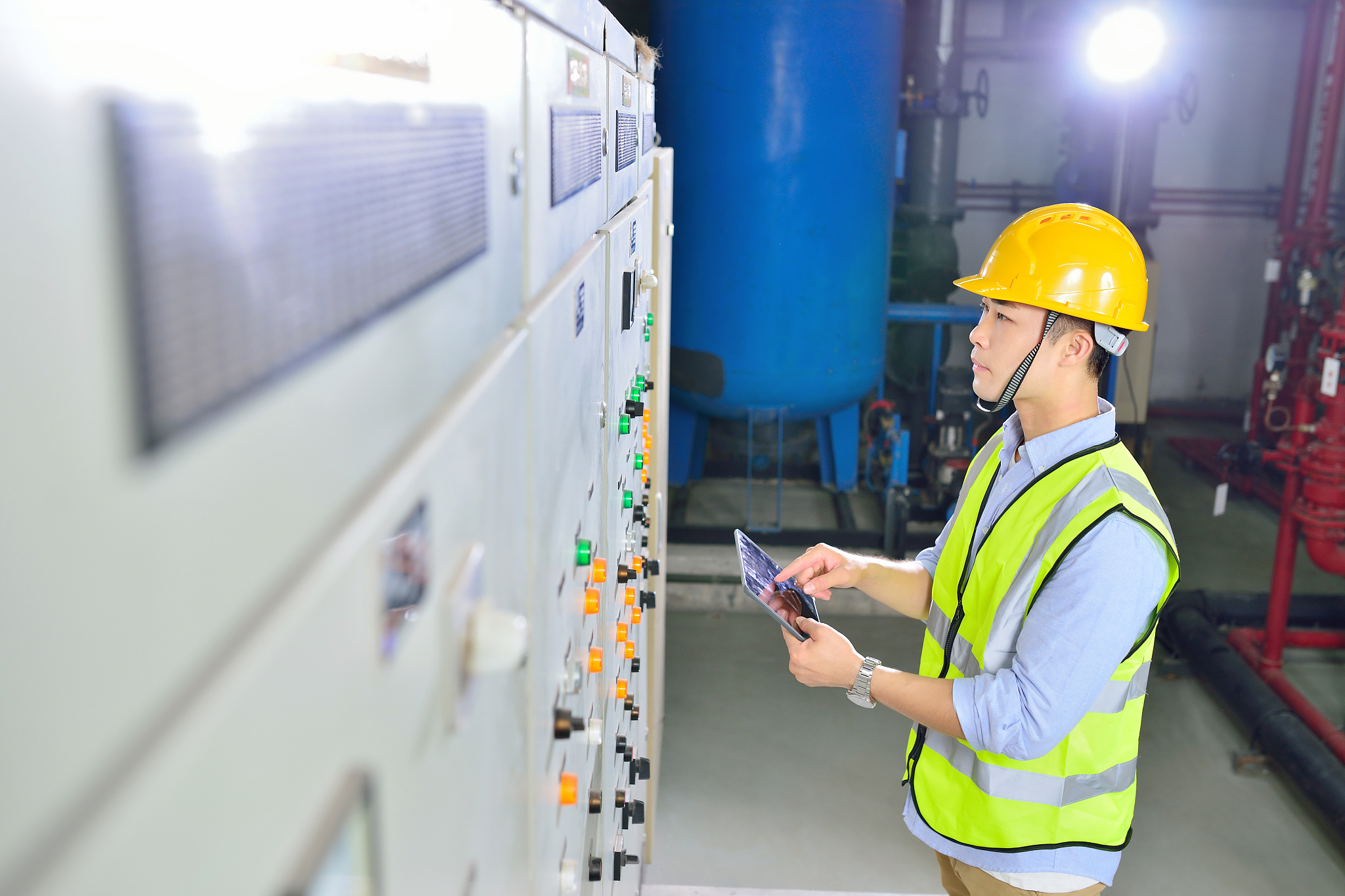 给我写一个通信工程的招聘简章包括应聘要求、工作内容、工作职责应聘要求中要求满足三年以上工作经历有智慧工地开发或实施经验者优先了解建筑项目