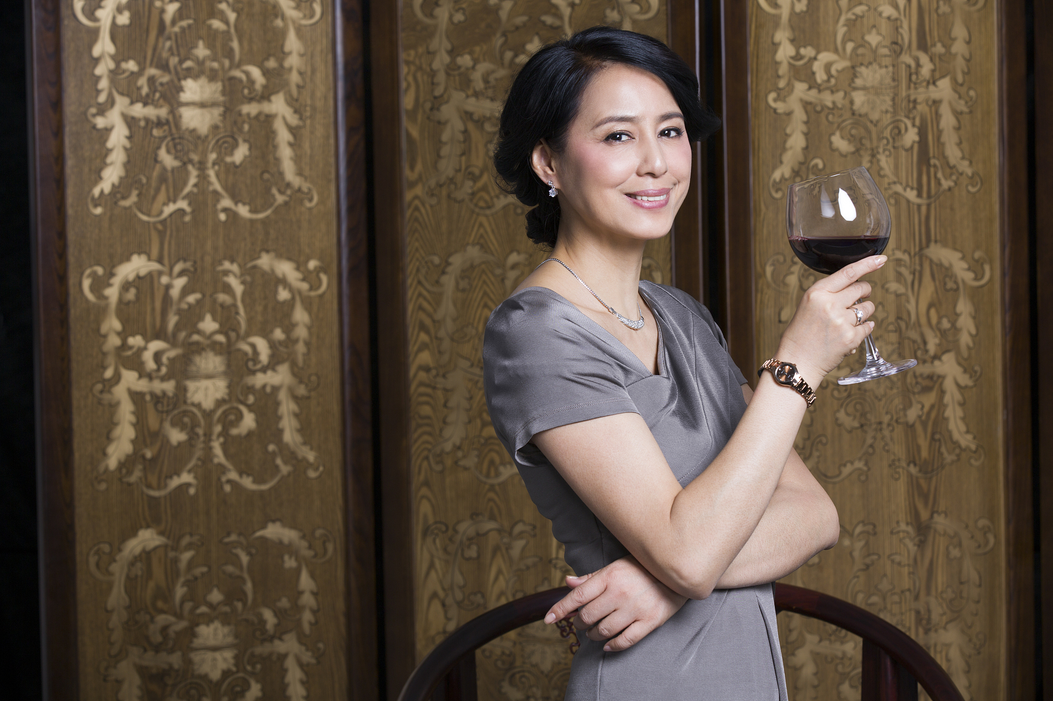 优雅的女士喝红酒