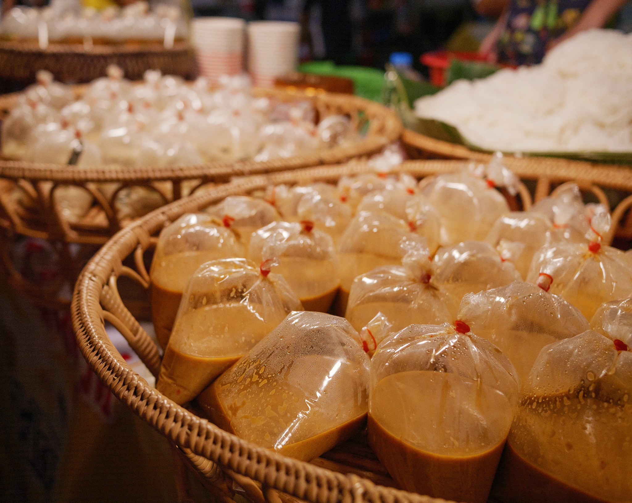 请不少于800汉字的博客文章语言要幽默口语化。主题是：广州必去的十大美食街广州最值得去的著名美食街