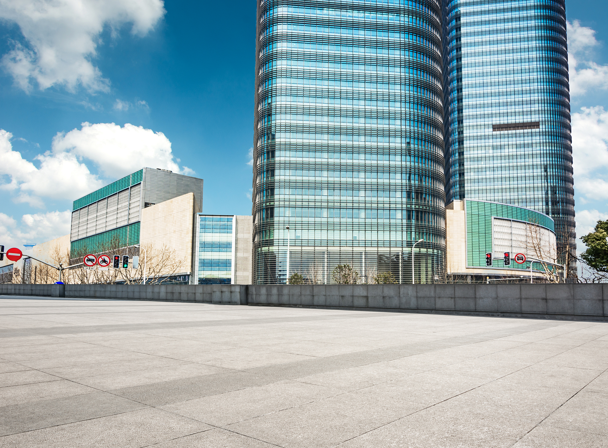 empty floor front of modern building