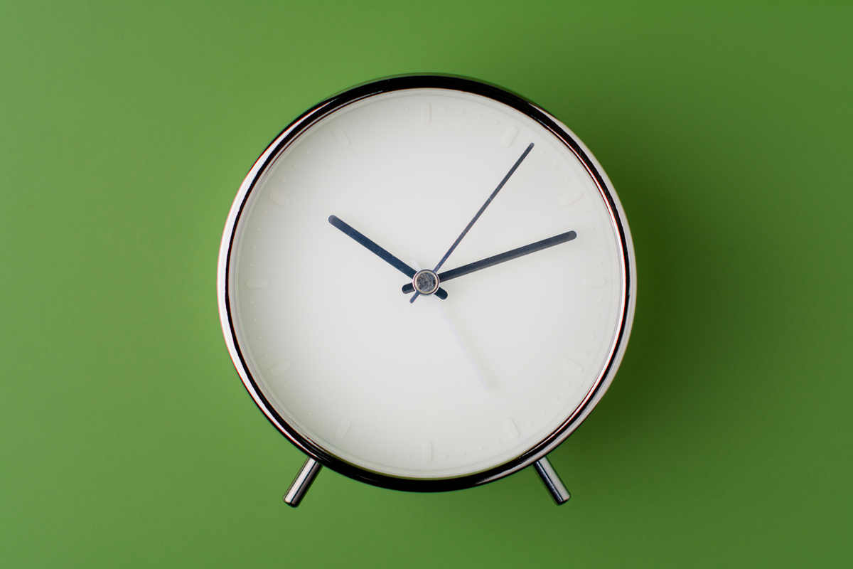 请改写下面一段话：尿失禁虽然不会威胁患者的生命但很多研究指出尿失禁Urinary IncontinenceUI严重影响患者的心理、生理状态25对患者生活质量有明显的负性影响26其程度要比高血脂、糖尿病和肾脏疾病等所带来的影响更严重27。UI 对患者生活质量的影响是多方面的主要表现在患者的日常生活、心理状态和社交活动方面。1日常生活中一方面长期尿失禁容易造成皮肤湿疹、压疮和皮肤感染甚至引起泌尿系统感